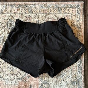 Lulu lemon Women’s Hotty Hot high rise lined 2.5” size 6 short